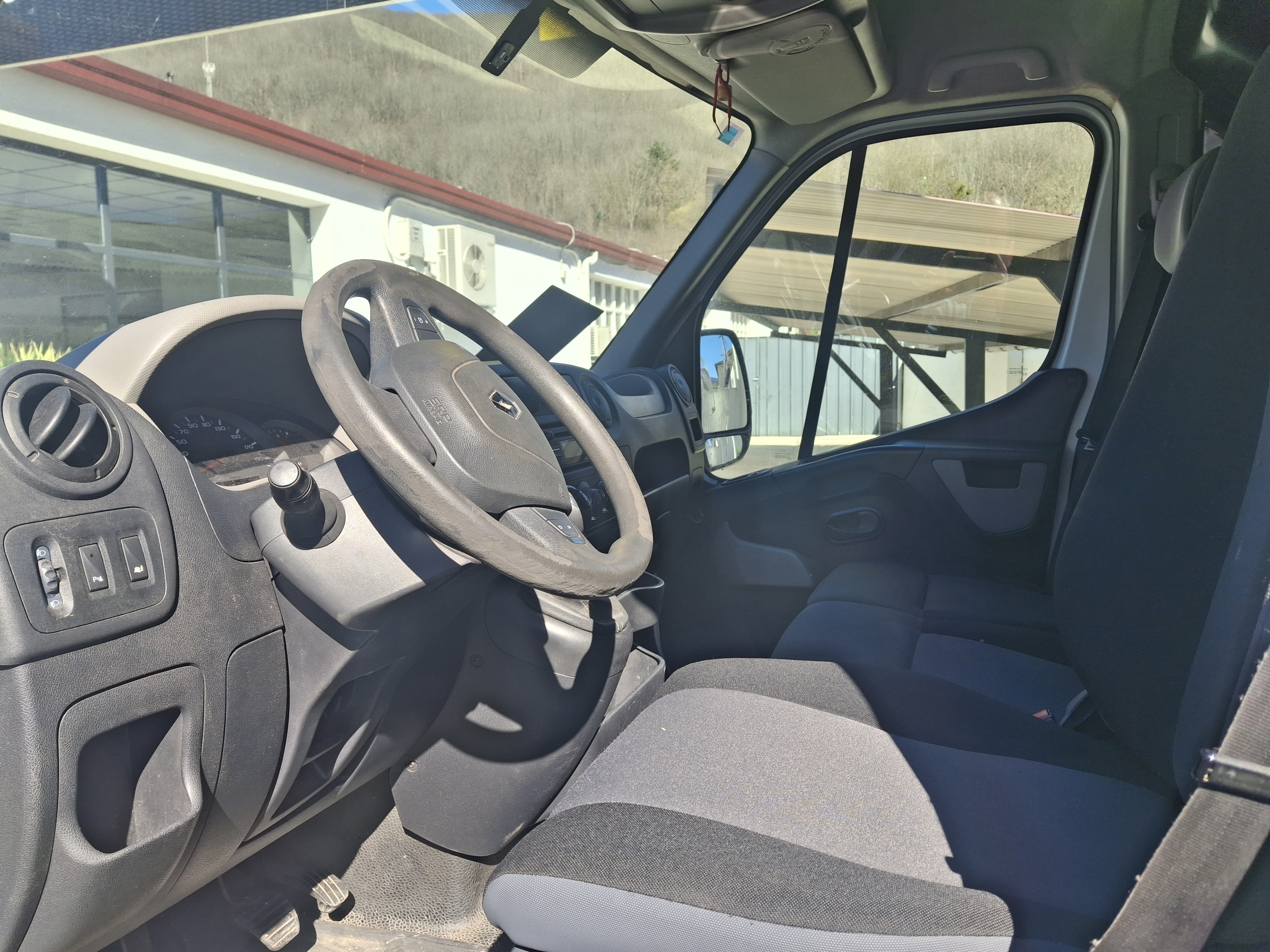 Renault Master Furgón L2H2 dci 135 CV miniatura 4